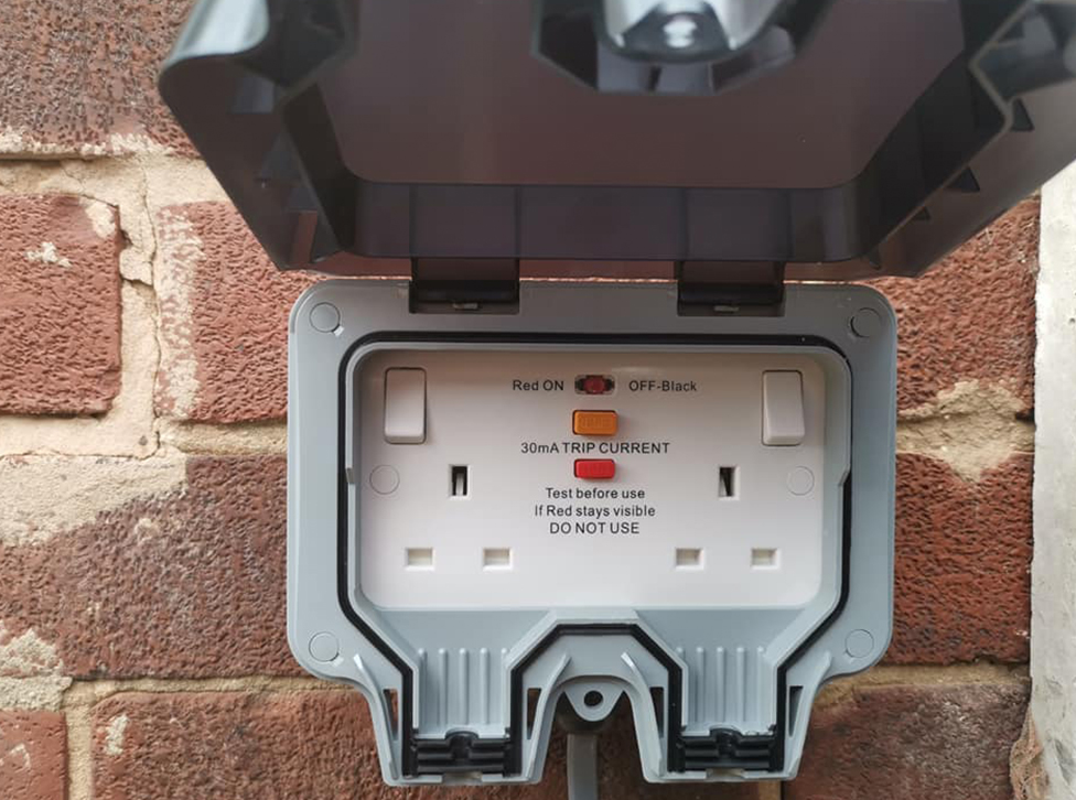 Electric vehicle charging in Wakefield